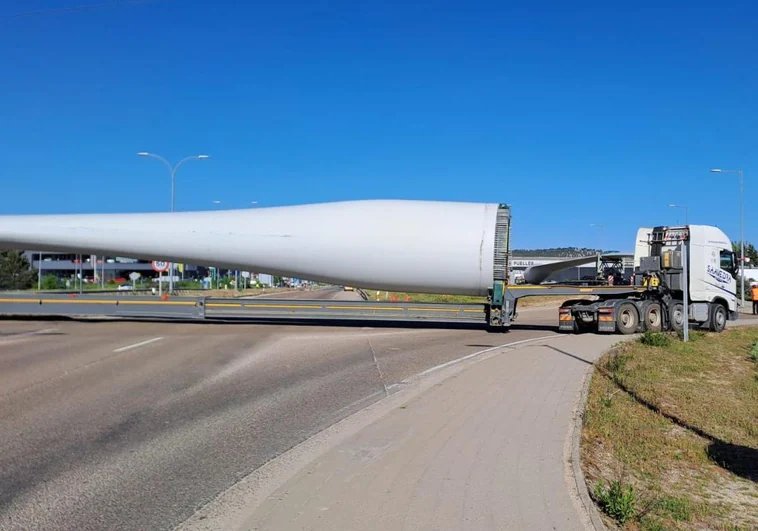 Las palas gigantes de molino vuelven a provocar cortes al tráfico en Valladolid